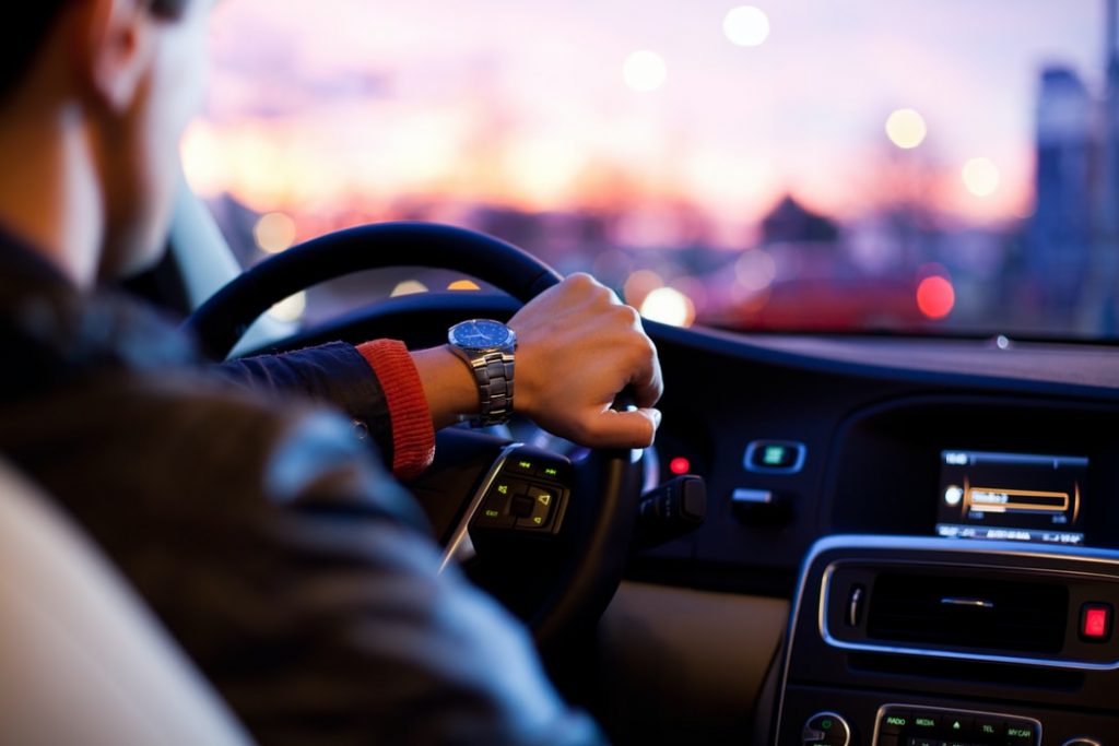 Jongvolwassene in auto bij rijles, illustratie over de juiste leeftijd om te starten met rijlessen