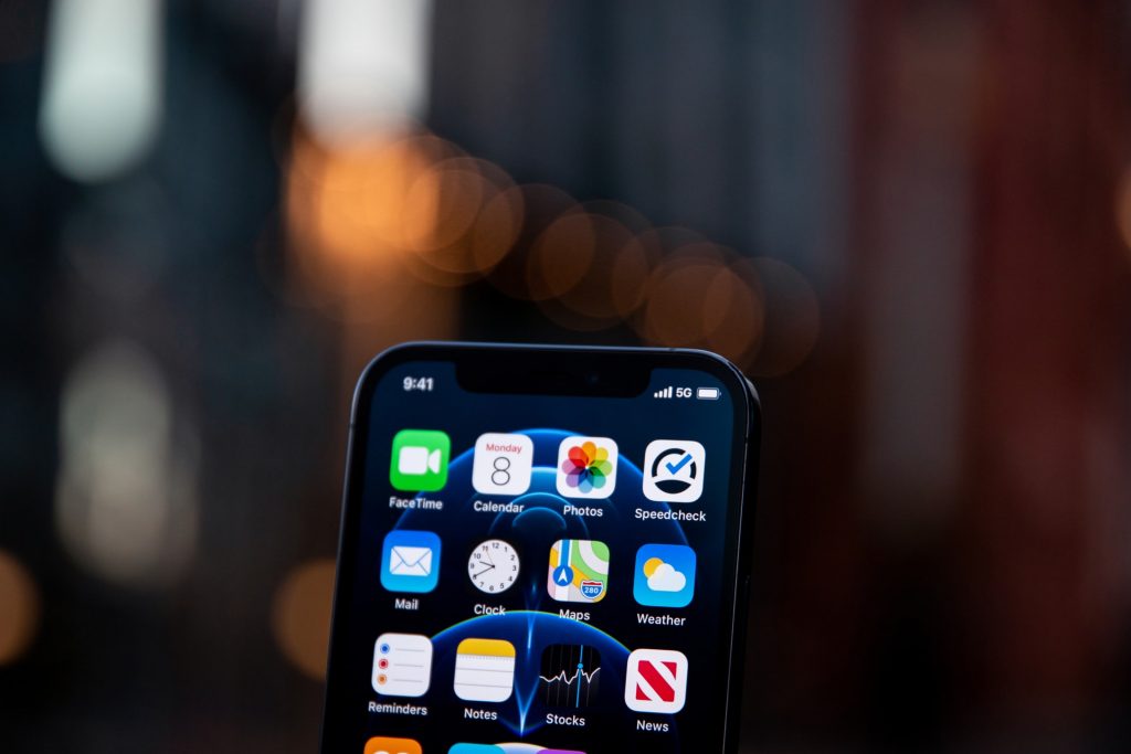 5G-technologie visualisatie met representatie van mobiel netwerkbereik en snelle internetverbinding