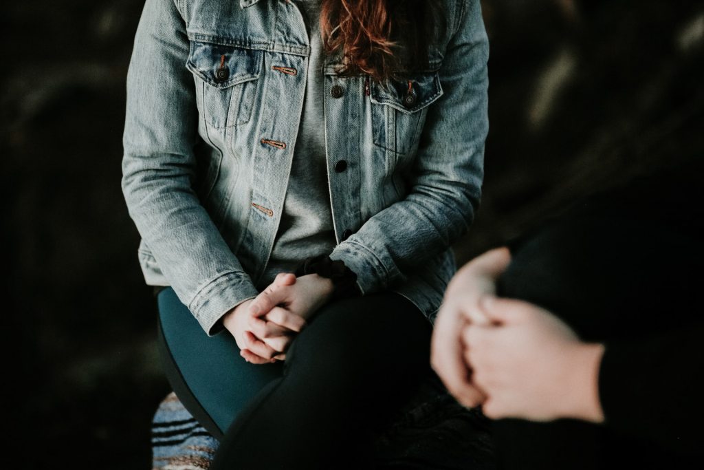 Vrouw die zich gefocust voelt na het ontdekken van de virtuele maagband-methode voor gewichtsverlies