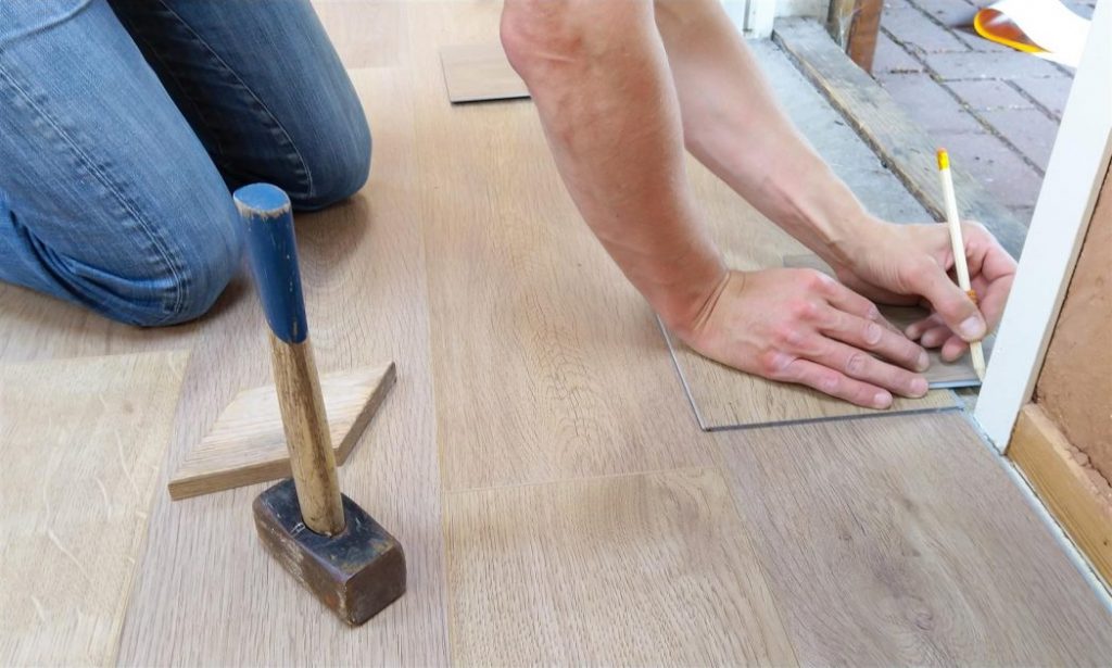 Visgraat PVC-vloer in huisinterieur met natuurlijke afwerking en getextureerde patronen