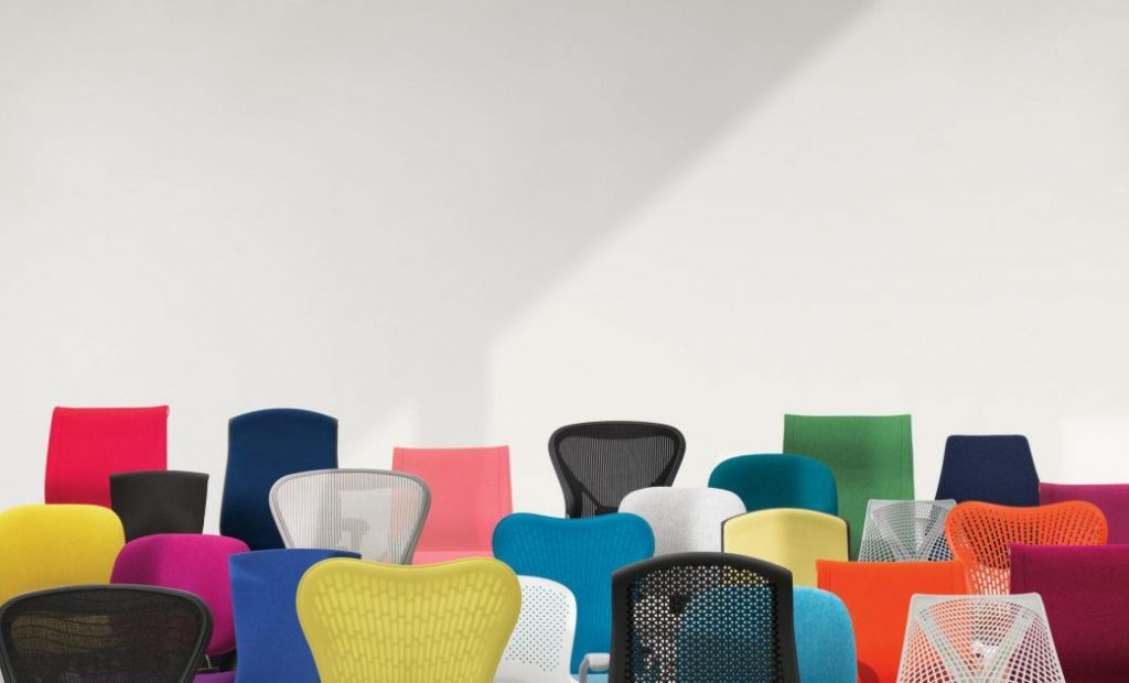 Herman Miller Aeron bureaustoel in een professionele kantooromgeving met ergonomisch design