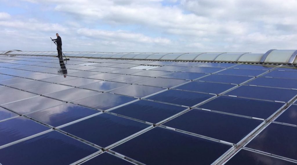Professional kuist zonnepanelen grondige om het rendement te optimaliseren en vervuiling te verwijderen