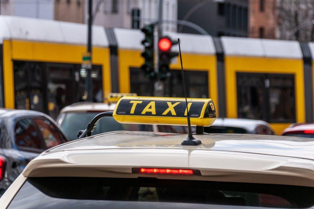 Overzicht van de verschillende componenten die de kosten van een taxi bepalen, inclusief basisprijs en afstandstarieven