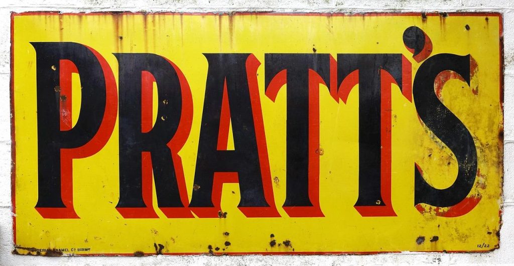 Close-up van een authentiek vintage metalen wandbord met zichtbare roestpatina en handmatig aangebrachte merktekens