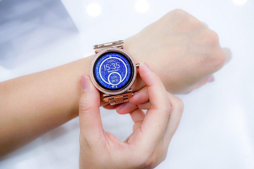 Elegante smartwatch voor dames met aanraakscherm op de pols, combinatie van technologie en modieus design