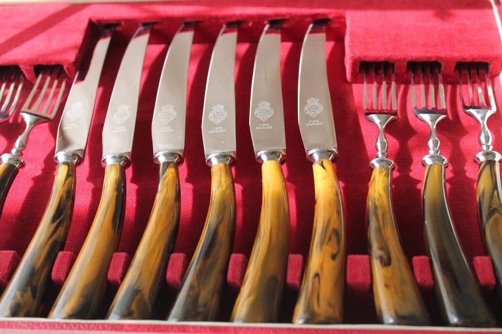 Verschillende soorten Japanse messen in een keuken, waaronder Santoku en Nakiri voor professioneel snijwerk