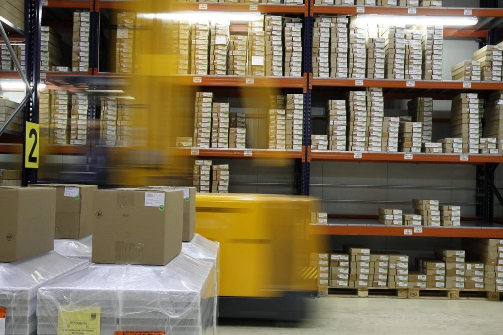 Visuele weergave van efficiënte opslag en distributie in een goed georganiseerd magazijn met optimale ruimtebenutting