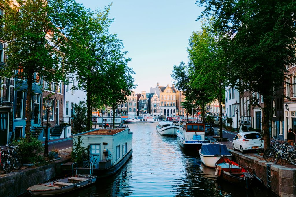 Professionele verhuizers bezig met het transport van meubels voor stressvrij verhuizen binnen Amsterdam