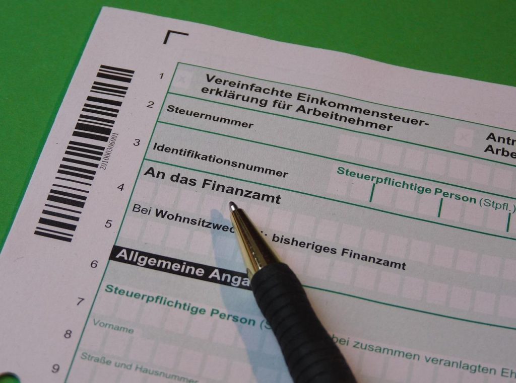 Illustratie van aanmaning en debiteurenbeheer proces met financiële documenten en betalingsstappen