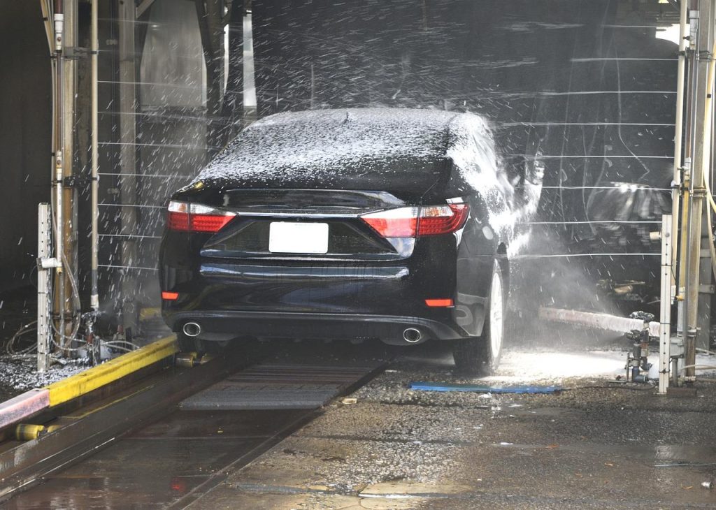 Glanzende auto na professionele detailing bij autopoetsbedrijf in Emmen