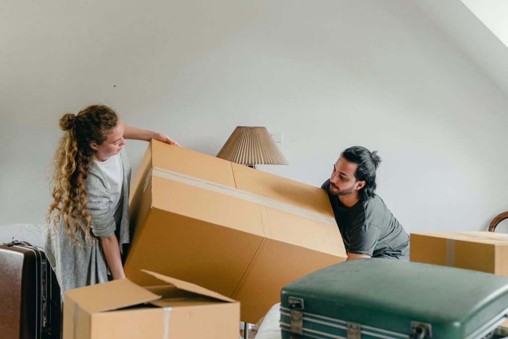 Gezellige woonkamer waarin een nieuw huis wordt ingericht tot een thuis met warme verlichting en persoonlijke decoraties