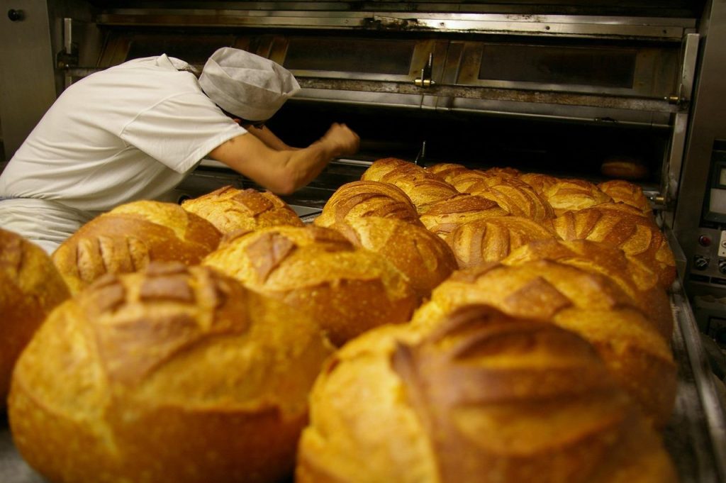 Vers bakkerij in Nieuwegein met traditioneel Nederlands brood, stroopwafels en gebak in de etalage