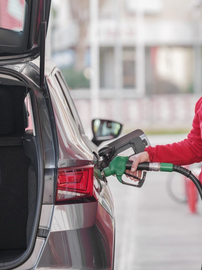 Moderne benzinestation in Roermond met elektrische laadstations en eco-vriendelijke voorzieningen