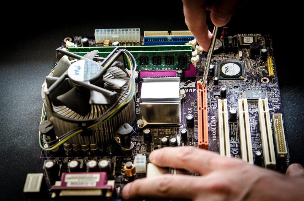 Computer reparatie in Middelburg - professionele technicus repareert laptop en desktop computers