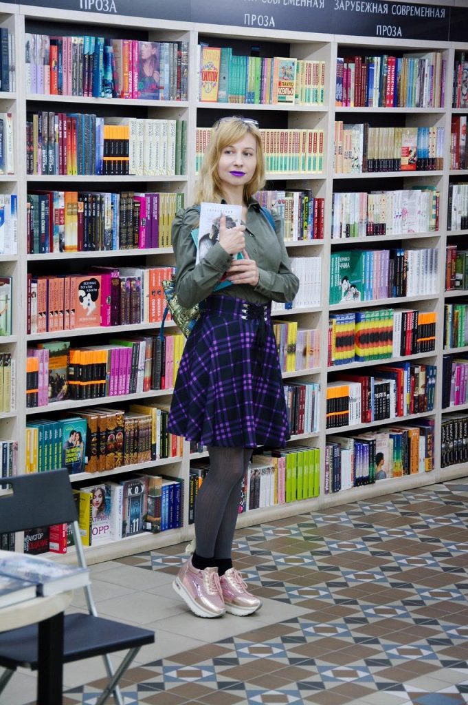 Boekhandel in Houten storefront met diverse boekenkasten en uitnodigende boekenwinkel sfeer