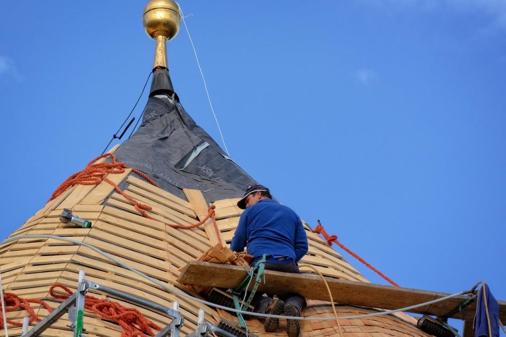 Professionele dakwerker in Gorinchem voert dakonderhoud en reparaties uit op een woonhuis