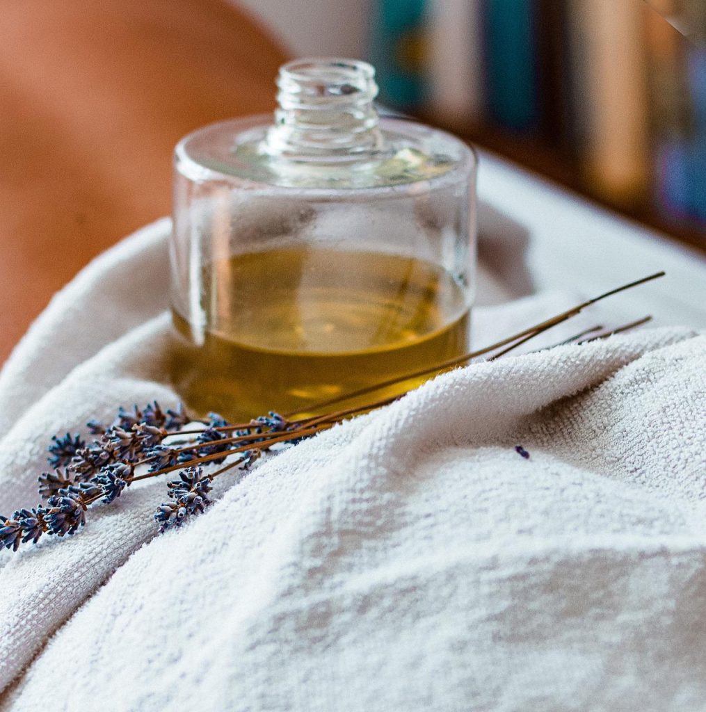 Massage Bergen op Zoom therapeut voert professionele massagebehandeling uit in rustige wellnessomgeving