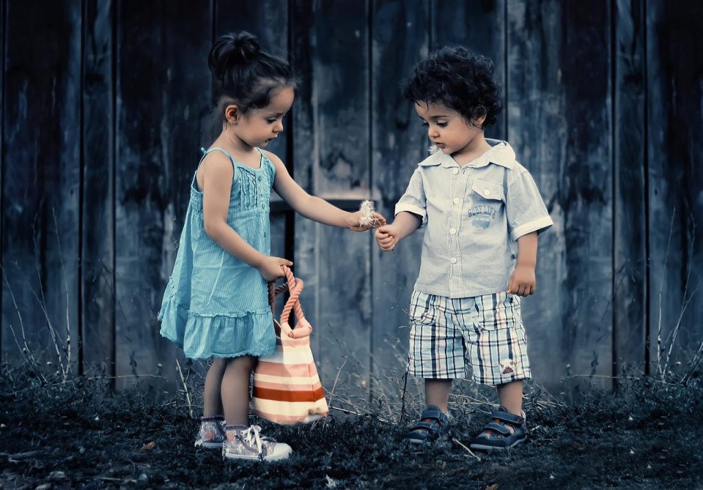 Kind draagt duurzame kinderkleding gemaakt van biologische materialen met milieuvriendelijke productie