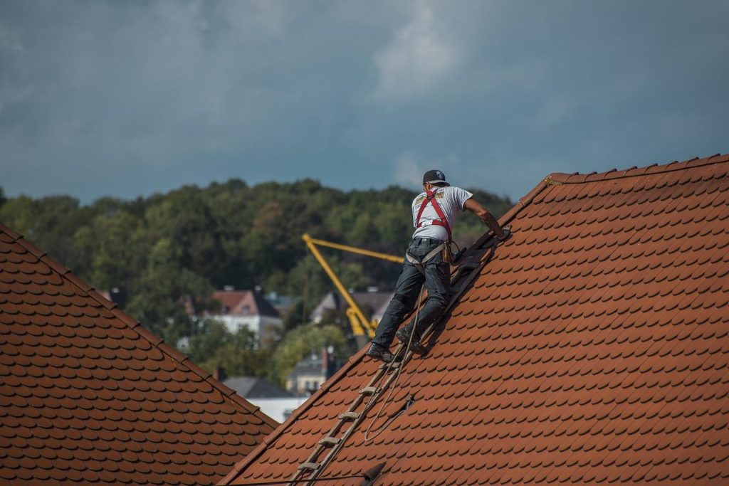 Professionele dakdekker in Woerden voert dakwerkzaamheden uit met kwaliteitsmaterialen voor huizen en bedrijven