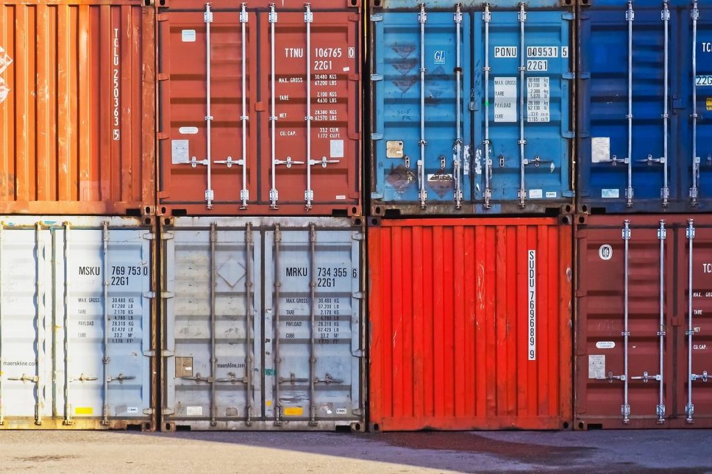 Zakenmensen en evenementplanners die een perfecte container huren in Weert voor opslag en vervoer