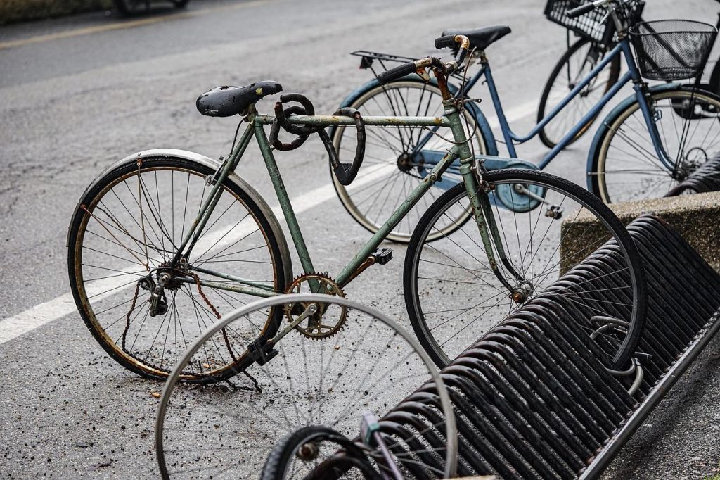 Moderne fietsenstalling in Venray met overdekte parkeerplaatsen, beveiligingscamera's en oplaadpunten voor e-bikes