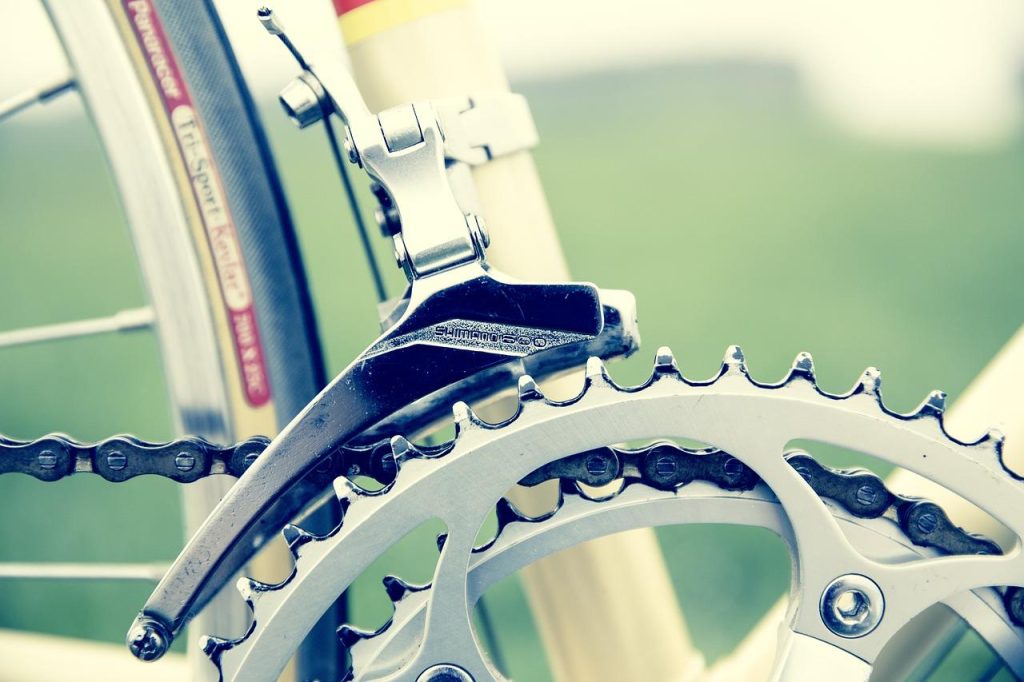 Fietsenmaker in Meppel die een fiets onderhoudt in zijn werkplaats voor veilige en betrouwbare ritten