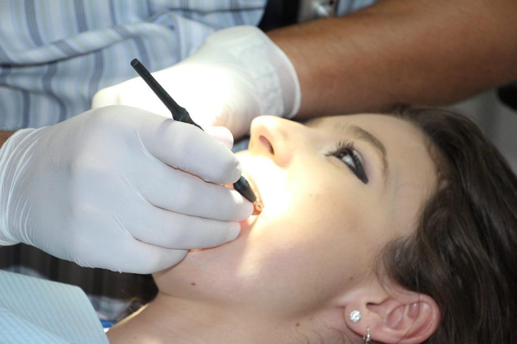 Tandarts Bergen op Zoom praktijk biedt professionele tandheelkundige zorg en cosmetische behandelingen voor een gezonde en st