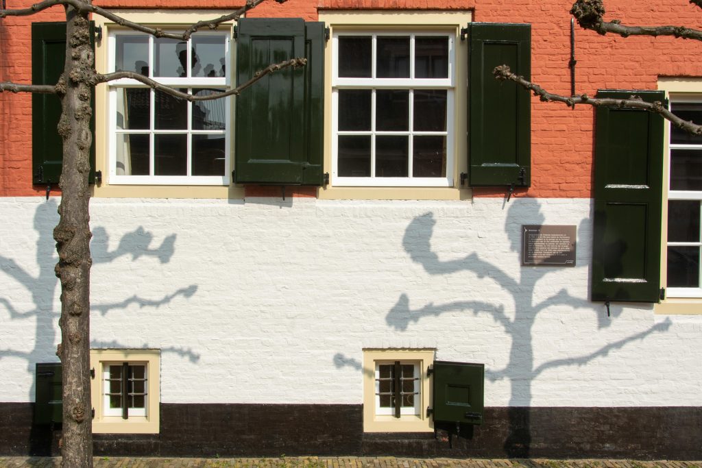 Inspectieluik in wand voor toegang tot technische installaties zoals leidingen en elektra in woningen