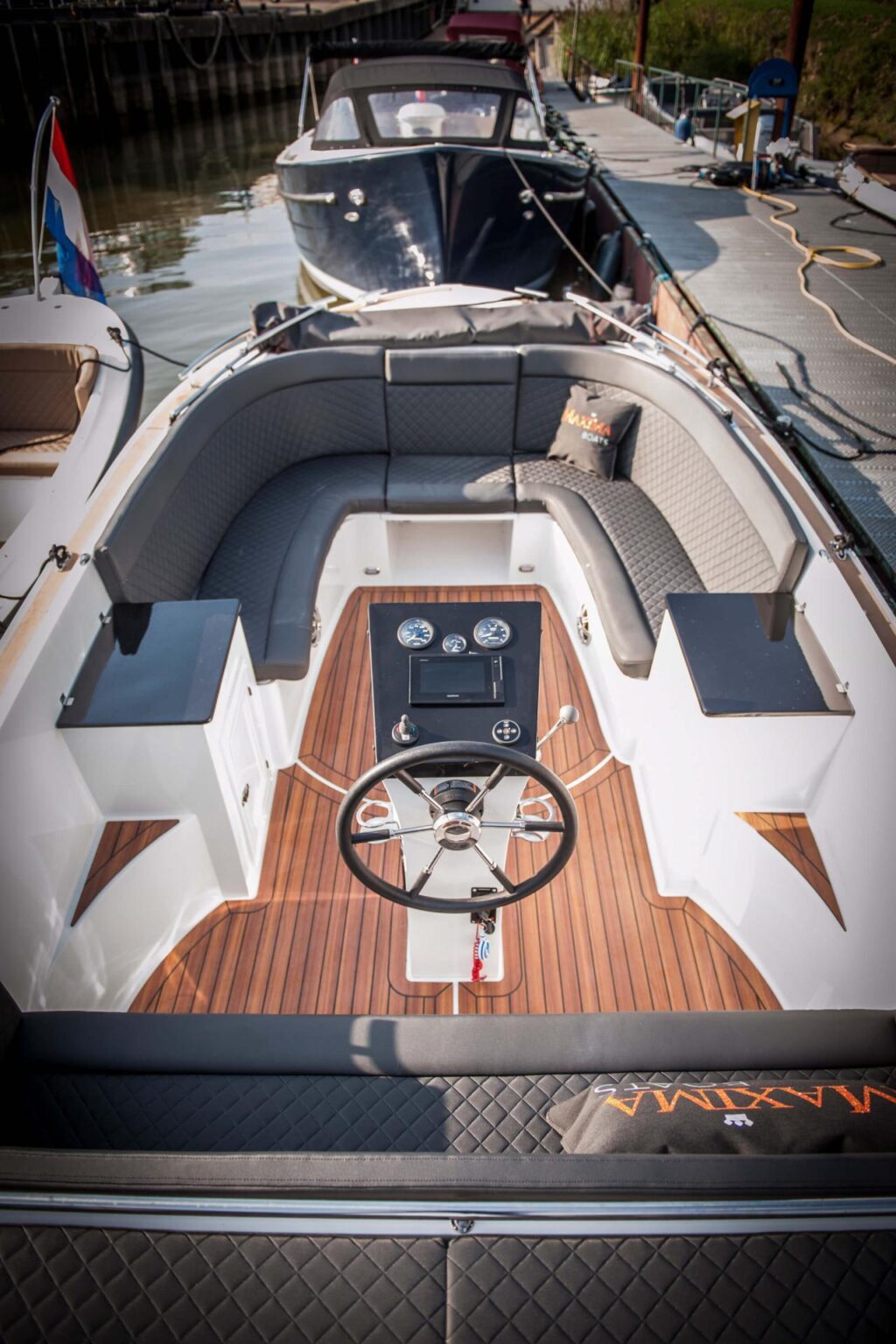 Luxe en sportieve tender boten te koop in showroom met diepe zitbanken en veilige hoge wanden voor gezinnen