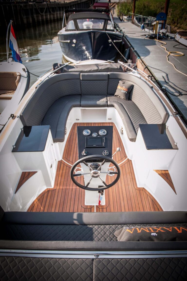 Luxe en sportieve tender boten te koop in showroom met diepe zitbanken en veilige hoge wanden voor gezinnen